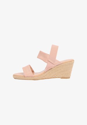 Beige kilehøjhælet sandal med vævet tekstur på hælen og to brede stofremme, en over tæerne og en omkring anklen for støtte.