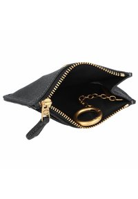 Bolsa preta com fecho zíper, feita de material texturizado, com um zíper dourado, corrente com anel para chaves no interior, e um design elegante.