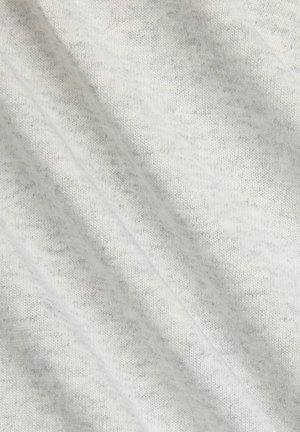 Helles graues Gewebe mit einer weichen, strukturierten Oberfläche. Es weist subtile Farbschwankungen und ein leicht gestrecktes, diagonales Webmuster auf.