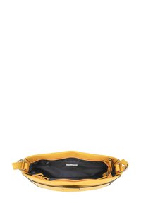 Borsa gialla in pelle con una texture morbida, apertura superiore che rivela un interno scuro, dotata di una tasca con zip e una tracolla regolabile.