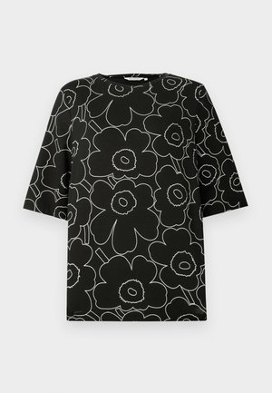 Svart t-shirt med korta ärmar, prydd med ett vitt blommigt kontur mönster. Rund halsringning, avslappnad passform, mjukt bomullsmaterial.