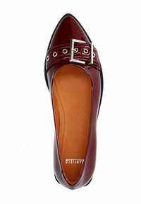 Bordeaux gepatenteerde leren ballerina met spitse neus, decoratieve gesp en oogjesdetails langs de band. Gladde binnenvoering, zwarte buitenzool.