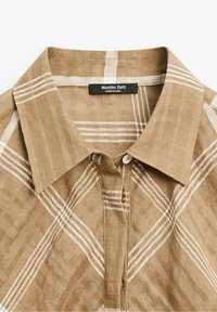 Bruine linnen shirt met wit geruit patroon, knoopkraag en een voorflap. Label: Massimo Dutti. Getextureerde, lichte stof.