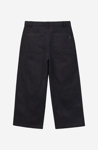 Μαύροι κοντοί παντελόνες με φαρδιά γραμμή, που διαθέτουν δύο πίσω πλαϊνές τσέπες και θηλιές για ζώνη στη μέση.