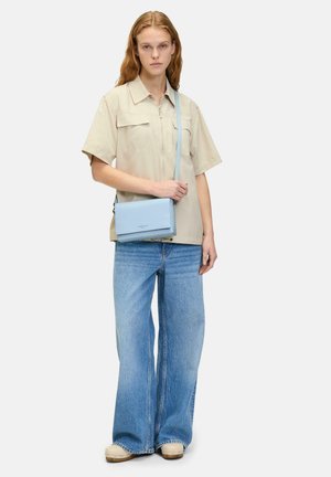 Helleblaue Leder-Crossbody-Tasche mit flacher rechteckiger Form, glatter Textur und minimalistischem Design. Sie verfügt über einen einzelnen verstellbaren Trageriemen.
