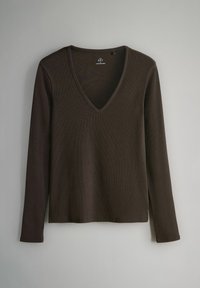 Braunes Langarmshirt mit V-Ausschnitt, gerippter Textur und seitlichen Schlitzen, aus weichem Material. Das Etikett zeigt "SET".