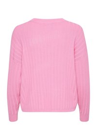 Pull côtelé rose à coupe décontractée, avec manches longues et grand col rond. Texture lisse avec un léger éclat.