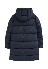 Mörkblå puffjacka med huva, med horisontella quiltade paneler, en något utställd fåll och elastiska ärmslut. Slät textur.