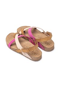 Bruine, roze en crèmekleurige sandalen met een kurken voetbed en meerdere kruisbanden. Voorzien van een gesp op de bovenste band voor aanpassing.