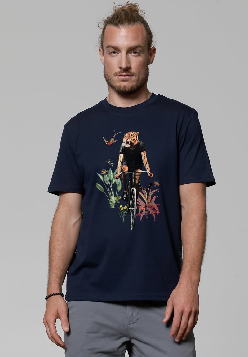 Navyblaue Baumwoll-T-Shirt mit Grafik eines Radfahrers mit einem Tigerkopf, umgeben von lebhaften Blumen und Blättern in unterschiedlichen Farben.