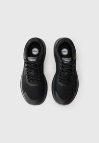 Μαύρα αθλητικά παπούτσια με επάνω μέρος από δίχτυ, στρογγυλά κορδόνια, επενδεδυμένο κολάρο και λογότυπο στη γλώσσα. Λείος πάτος με ελαφρύ σχέδιο τριχιάς.