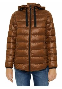 Giacca imbottita marrone con chiusura a zip, cappuccio e accenti neri con coulisse. Motivo a righe orizzontali. Texture liscia e lucida.