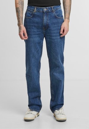 Blugi din denim albastru cu o croială relaxată, design cu cinci buzunare, închidere cu nasture metalic și detalii cusute de-a lungul cusăturilor.