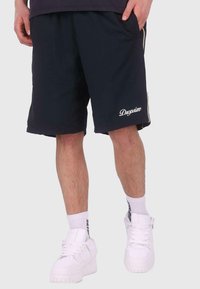 Shorts de sport navy avec poches latérales et rayures contrastantes, arborant le logo "Dropsize" en blanc, fabriqués en tissu léger.