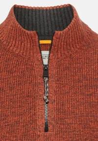 Oranger gestrickter Pullover mit schwarzem Rippkragen, Viertelreißverschluss und grauem strukturiertem Kordelzug. Verfügt über ein Etikett im Inneren.