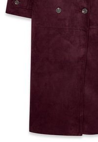 Burgundia värvi suede'ist valmistatud jakk, millel on kahekordne nööpide rida, kaks ümmargust nööpi, sile tekstuur ja keskmise pikkusega lõige.