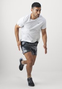 Nike Performance STRIDE  - Pantalón corto de deporte - iron grey/black/summit white