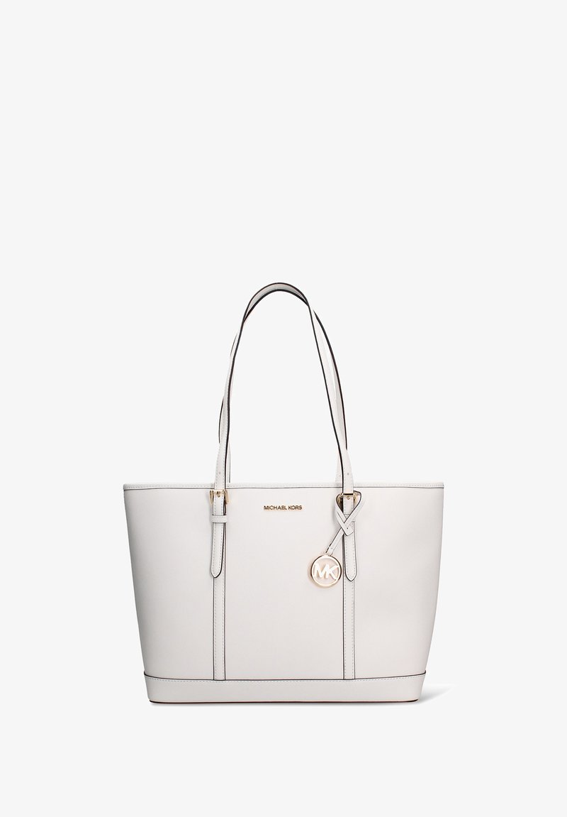 Witte leren draagtas met twee schouderbanden, hardware met goudkleurige afwerking en een logo-hanger. Heeft gestikte details en een gestructureerde vorm.