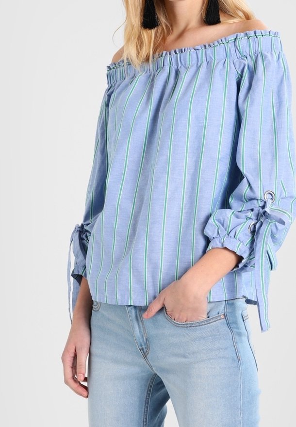 Blaue schulterfreie Bluse mit dünnen grünen Streifen, elastischem Ausschnitt und gerafften Ärmeln mit Bindebändern und kleinen Metallakzenten.
