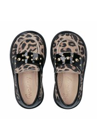 Scarpe con stampa leopardata, con tomaia in tessuto morbido, cinturino in pelle verniciata nera, borchie dorate e soletta imbottita. Design a punta tondeggiante e profilo basso.