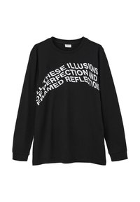 Zwart langemouwen shirt van katoen met witte tekst die luidt: "AL DIE ILLUSIES VAN PERFECTIE EN INGELIJSTE REFLECTIES."