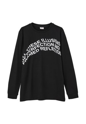 Schwarzes Langarmshirt aus Baumwolle mit weißem Schriftzug, der lautet: "ALL THESE ILLUSIONS OF PERFECTION AND FRAMED REFLECTIONS."
