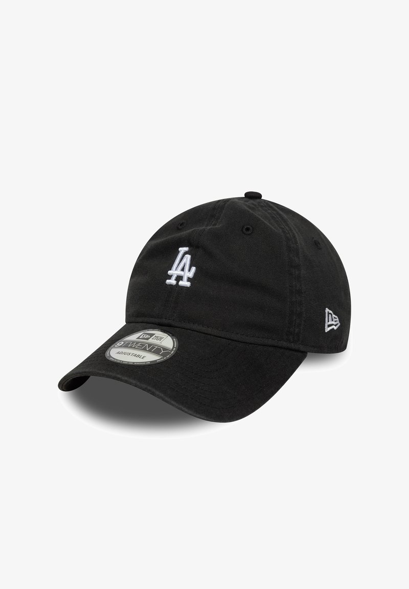 Svart bomull baseball cap med hvit LA-logo broderi, buet skjerm og justerbar stropp. Har luftehull for ventilasjon.