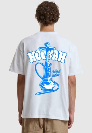 Biała bawełniana koszulka z niebieską grafiką fajki wodnej oraz tekstem "HOOKAH" i "puff puff relax" w pogrubionym druku na plecach.