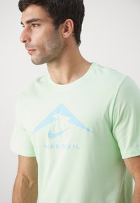 Nike Performance TEE TRAIL LOGO - Camiseta deportiva - vapor green