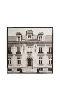 Čierno-biela šatka s podrobným zobrazením fasády elegantnej budovy s balkónmi, veľkými oknami a dekoratívnymi prvkami.