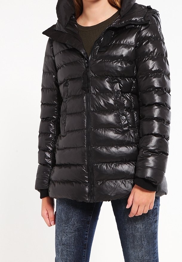 Chaqueta negra acolchada con un acabado brillante, zipper frontal, capucha y bolsillos laterales. Presenta un acolchado horizontal y puños acanalados.