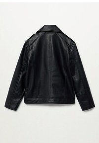 Černá kožená bunda s konstrukčním designem, která má klopový límec, dlouhé rukávy a vertikální šití na zádech.