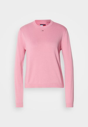 Pull-over rose à manches longues en tissu doux. Présente un col rond et des poignets côtelés. Petit logo sur la poitrine. Design simple et classique.