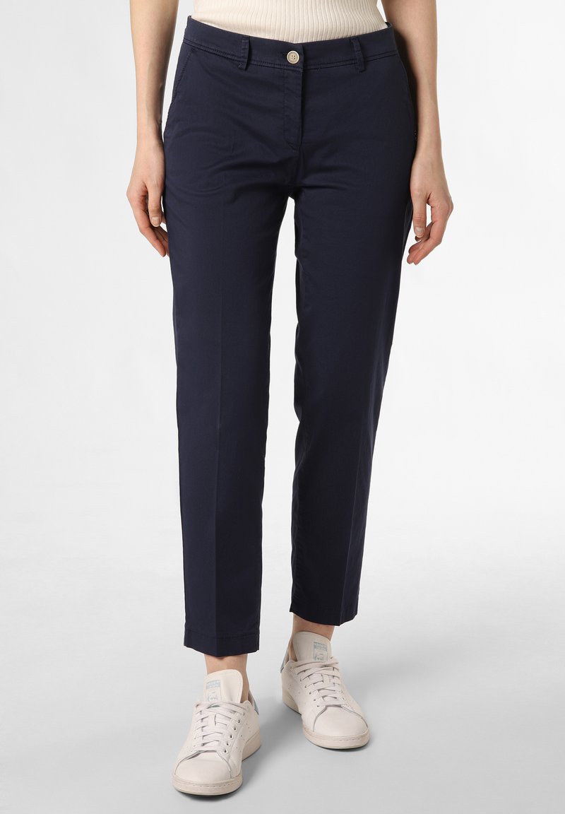 Dunkelblaue Baumwollmix-Hose im Slim Fit, mit einem Knopfverschluss und Seitentaschen, kombiniert mit cremefarbenen Sneakers.