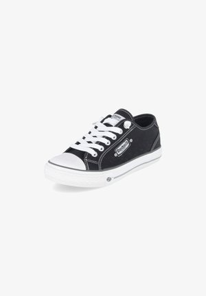 Czarno-białe niskie trampki z białymi sznurówkami, gumowym noskiem i logo Dockers z boku i na języku, na białym tle.