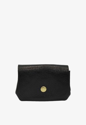 Pochette en cuir noir avec une surface texturée, un rabat pliant et une fermeture à pression circulaire dorée. Forme rectangulaire compacte, design minimaliste.