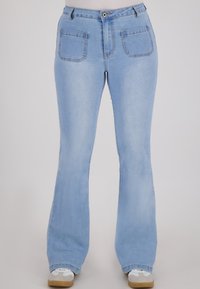 Lichtblauwe uitlopende jeans met een gemiddelde taillehoogte, vier zakken, tonale stiksels en een licht vervaagde textuur. Beveiligde knoopsluiting aan de voorkant.