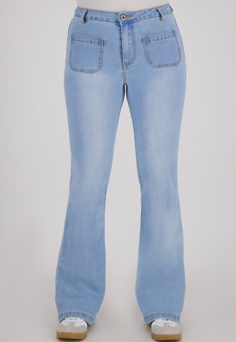 Lichtblauwe uitlopende jeans met een gemiddelde taillehoogte, vier zakken, tonale stiksels en een licht vervaagde textuur. Beveiligde knoopsluiting aan de voorkant.