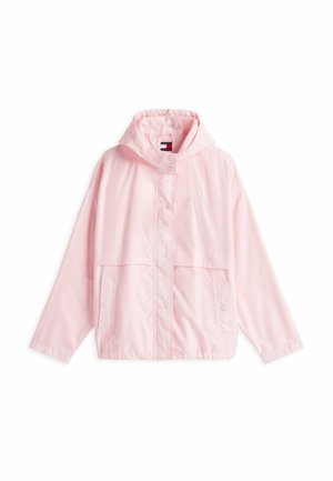 Różowy płaszcz przeciwdeszczowy wykonany z lekkiego, gładkiego materiału; posiada kaptur, zatrzaski oraz dwie przednie kieszenie. Prosty i funkcjonalny design.