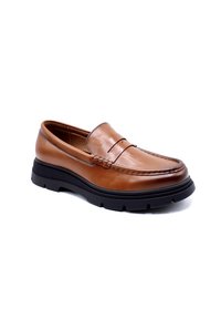 Mocassin en cuir marron avec des surpiqûres surélevées, un devant de style mocassin et une épaisse semelle en caoutchouc noir pour une meilleure adhérence. Fini lisse et brillant.