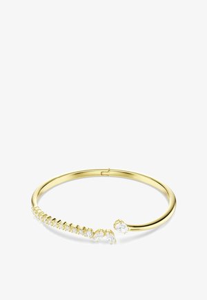 Guld åben armring med en række små runde og pæreformede klare ædelsten i den ene ende.