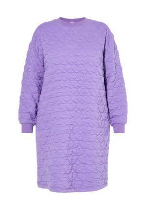 Lilla, quiltet kjole med lange ærmer, rund halsudskæring og manchetærmer, med hjerteformede syninger overalt på stoffet.