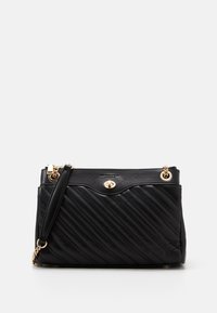 Mustaköinishandbag, jossa on vinoneliöhaku, kultasävyiset yksityiskohdat, ylhäältä avattava vetoketju ja irrotettava olkahihna.