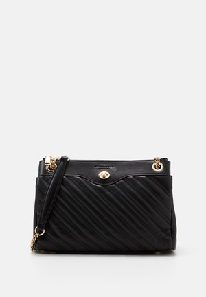 Borsa a mano in pelle nera con design a diagonali trapuntato, dettagli in metallo dorato, chiusura con zip superiore e tracolla staccabile.