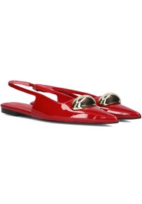 Rode gepatineerde leren slingback ballerina's met spitse neuzen, voorzien van gouden ronde accenten op de voorkant en een strak, minimalistisch ontwerp.