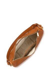 Sac à main en cuir marron avec fermeture éclair, présentant un intérieur beige et une seule sangle réglable. Texture lisse avec des accents en matériel doré.