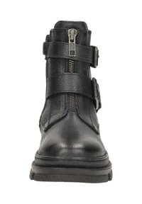 Zwarte leren enkellaars met een gestructureerde afwerking, verstelbare banden, metalen hardware en een dikke rubbersole met een robuust design.
