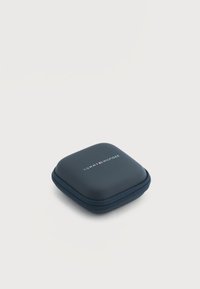 Συμπαγής θήκη σε ναυτικό μπλε χρώμα με φερμουάρ και λογότυπο Tommy Hilfiger στο πάνω μέρος, σχεδιασμένη για την προστασία μικρών αξεσουάρ ή ηλεκτρονικών συσκευών.