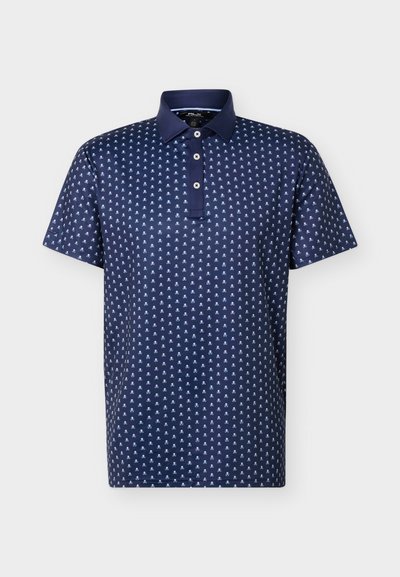 Polo blu navy a maniche corte con colletto scuro e piccolo motivo bianco ripetuto, con tre bottoni sulla patta frontale.