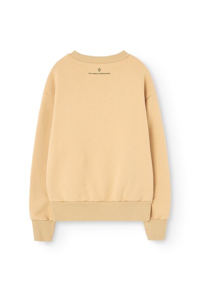 Jasno beżowy sweatshirt z okrągłym dekoltem, prążkowanymi mankietami i dołem. Na plecach znajduje się czarny tekst logo, wykonany z miękkiej bawełny.